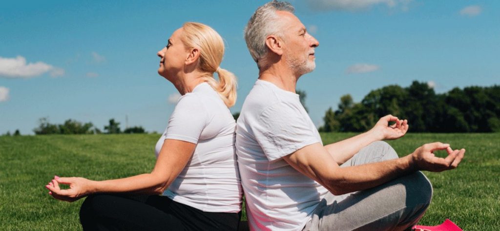 Meditierende Senioren