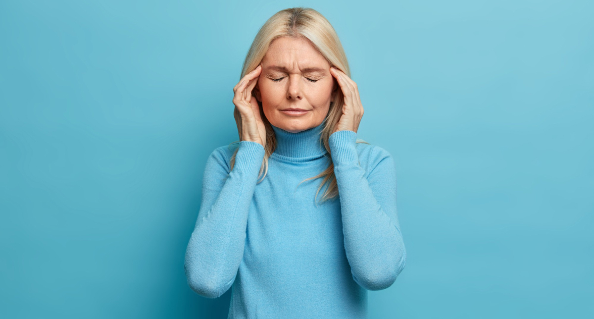 Frau mit Migräne