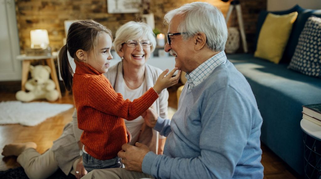Oma und Opa mit Enkelin