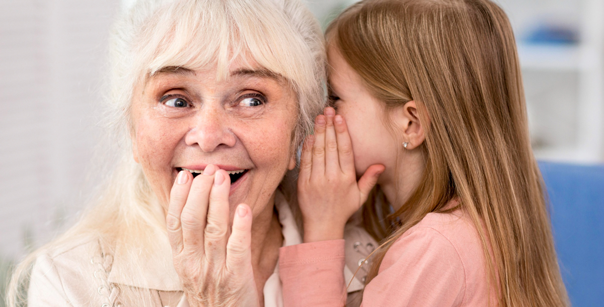 Enkelin erzählt Oma einen Witz