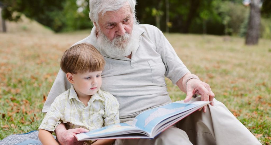 Opa ließt Enkel vor