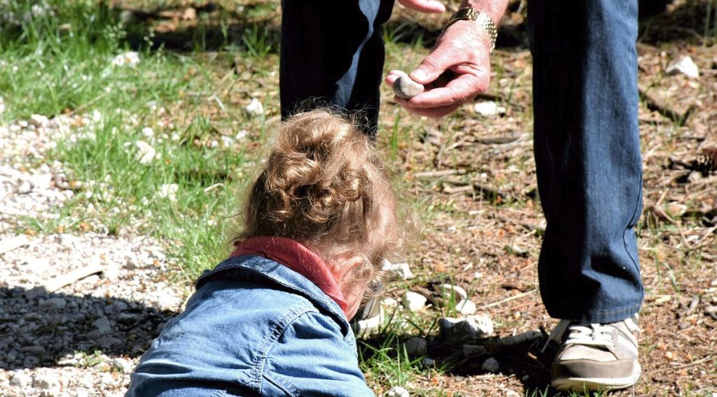 Opa spielt mit Enkelin