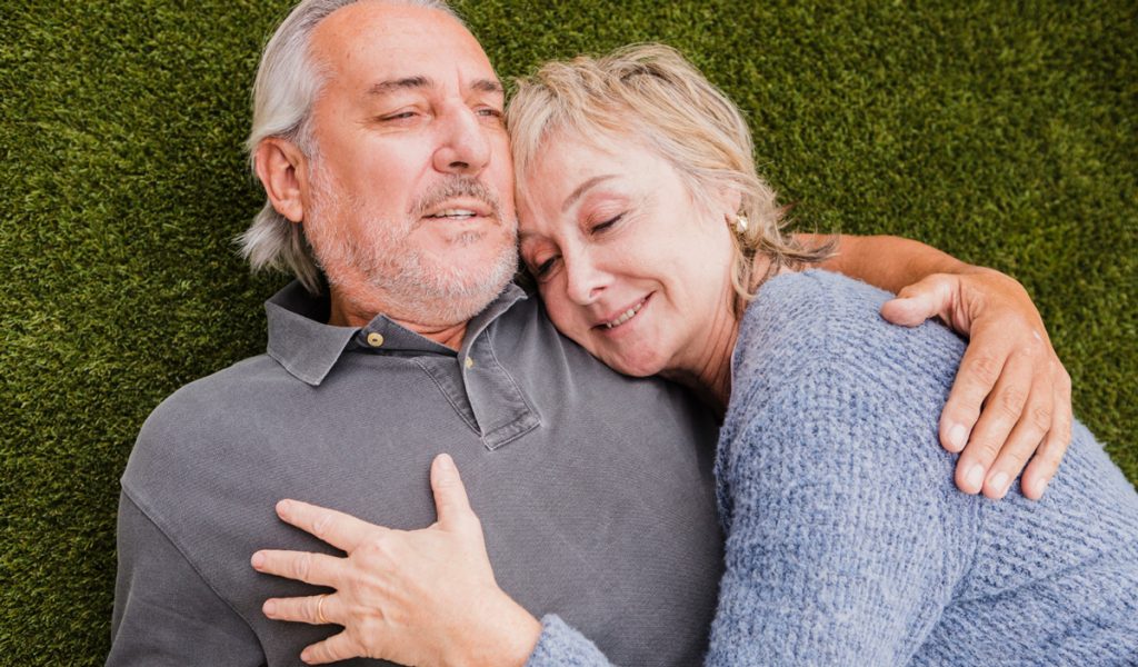 Glückliches Paar umschlungen