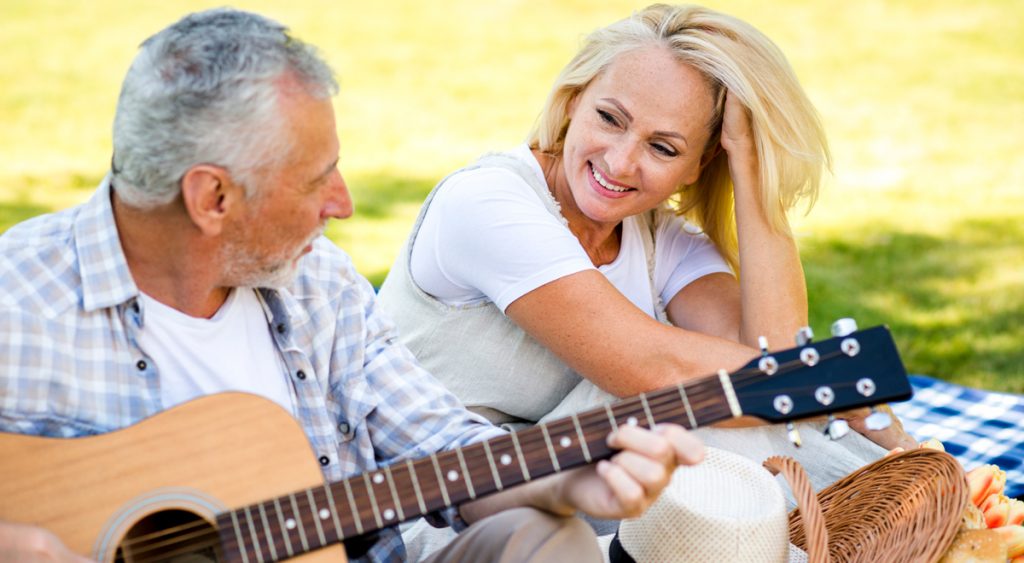 Rentnerpaar genießt die Freizeit