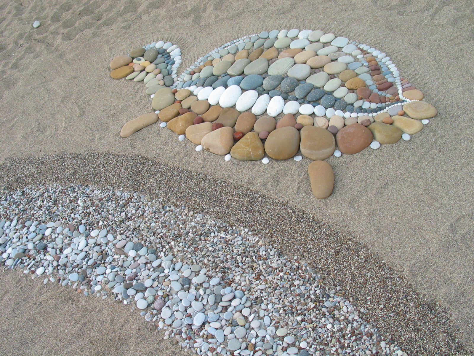 schildi aus steinen am strand von cirali türkei