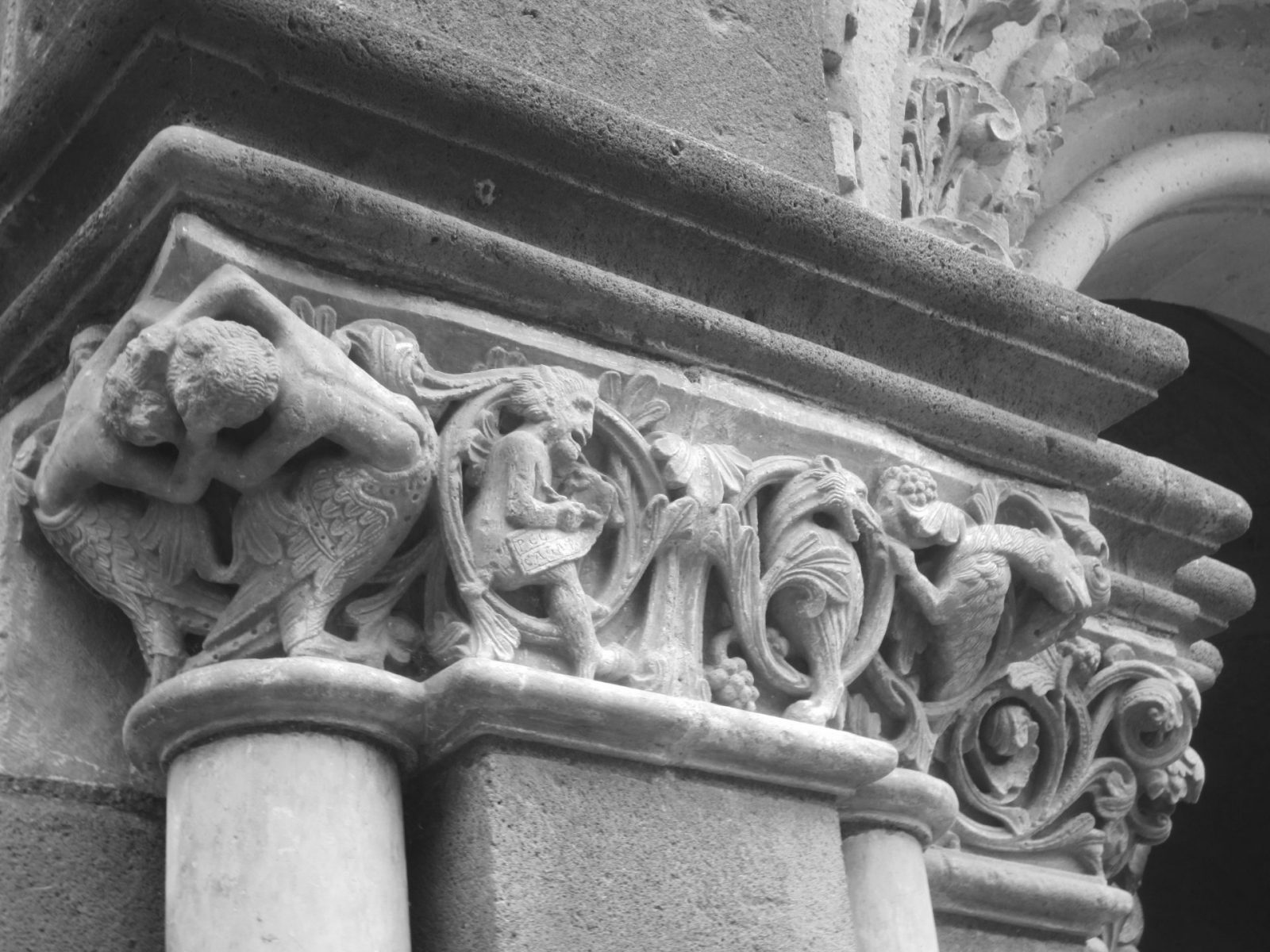 schwarzweiß9 Potal Maria Laach