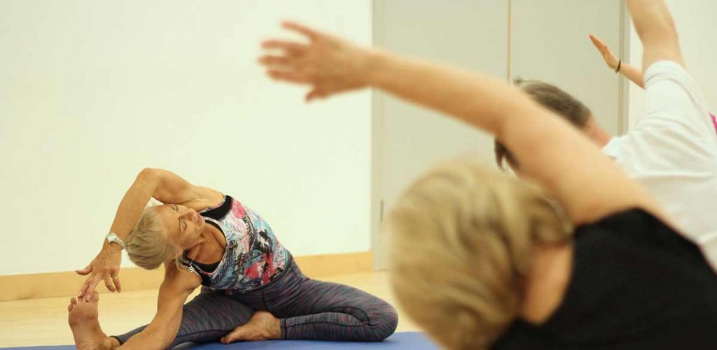 Seitliche Dehnung für Senioren