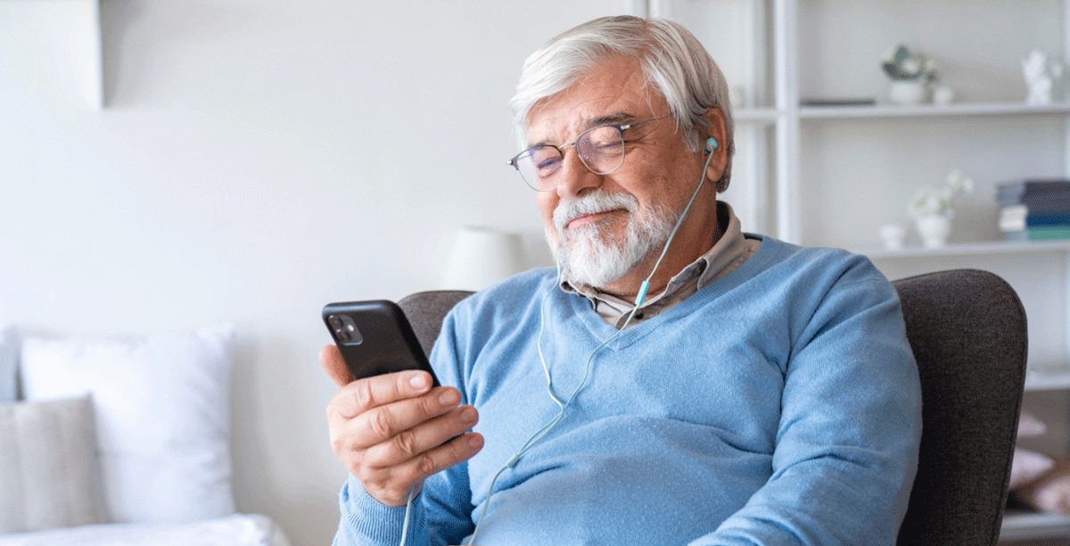 Senior mit Smartphone