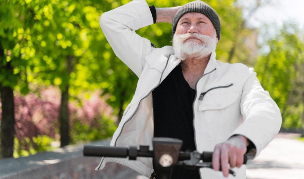 Senior auf einem Elektromobil