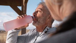 Senior trinkt Wasser