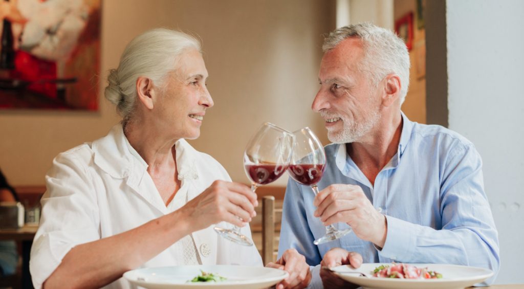 Senioren genießen das Essen