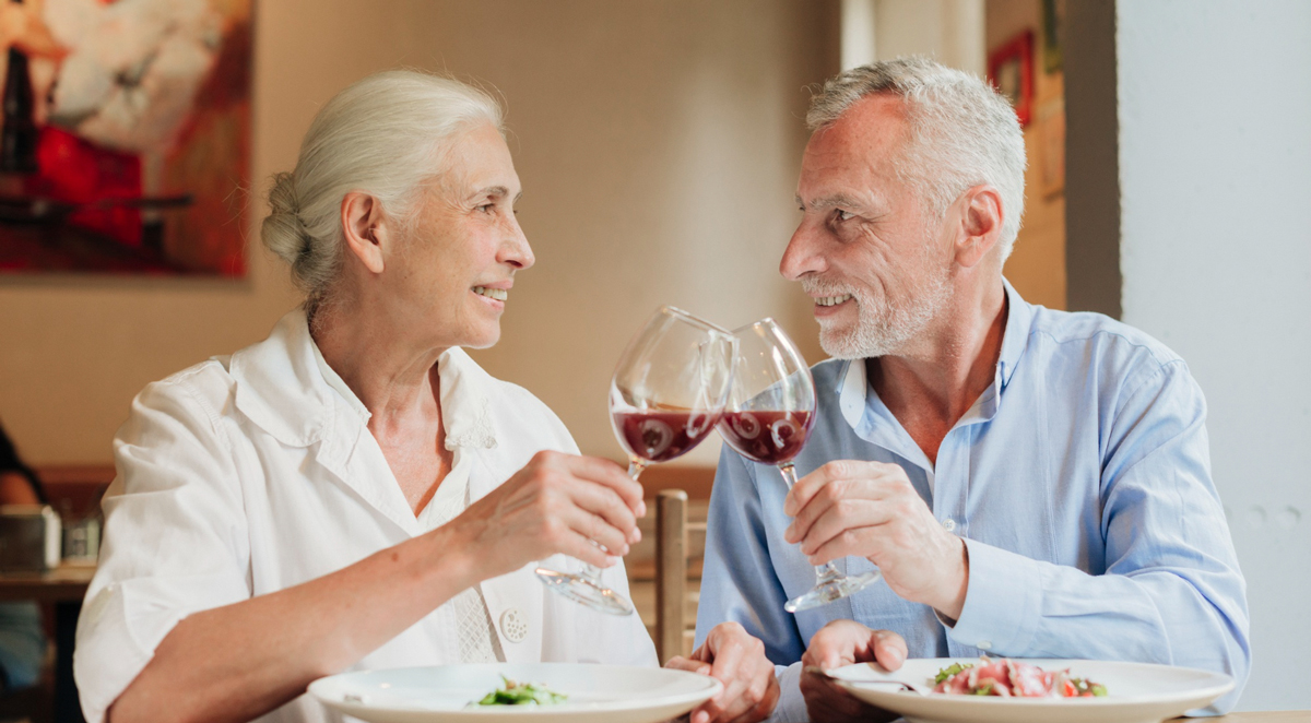 Senioren genießen das Essen