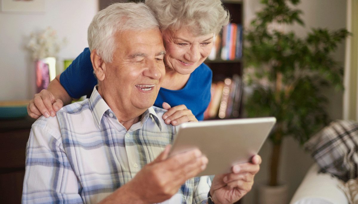 Seniorenpaar mit Tablet