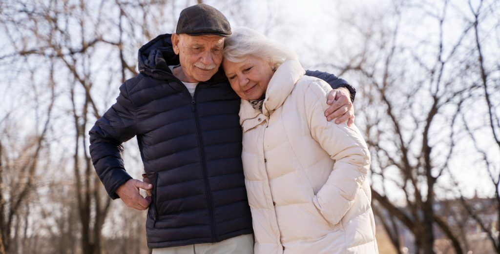 Senioren-Paar im Winter