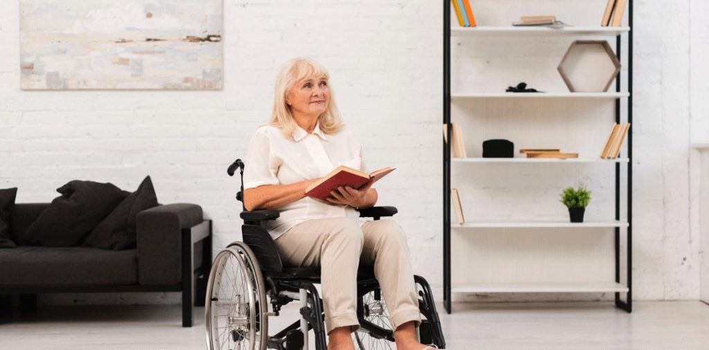 Seniorin im Rollstuhl