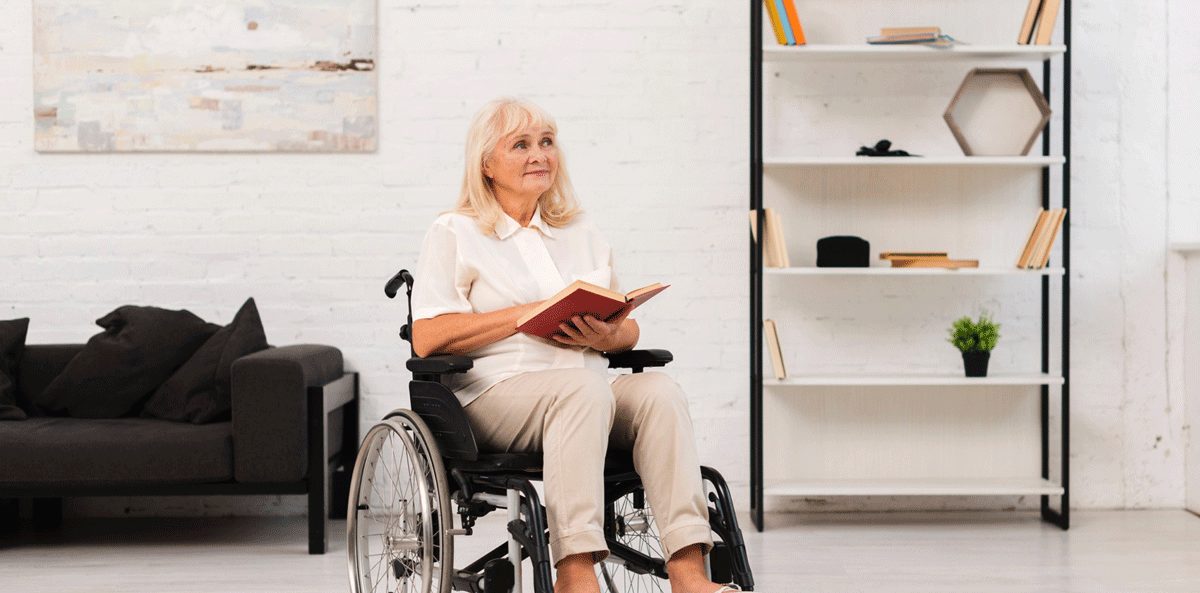 Seniorin im Rollstuhl