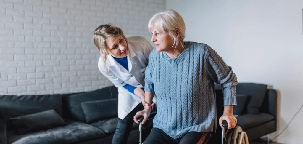 Seniorin mit Pflegerin