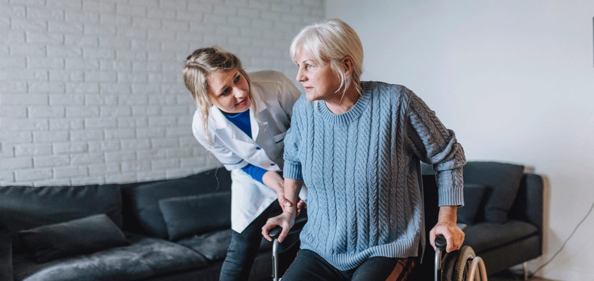 Seniorin mit Pflegerin