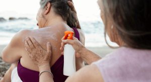 Seniorin erhält Sonnencreme