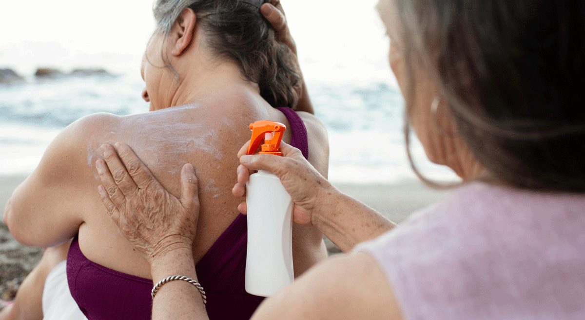 Seniorin erhält Sonnencreme