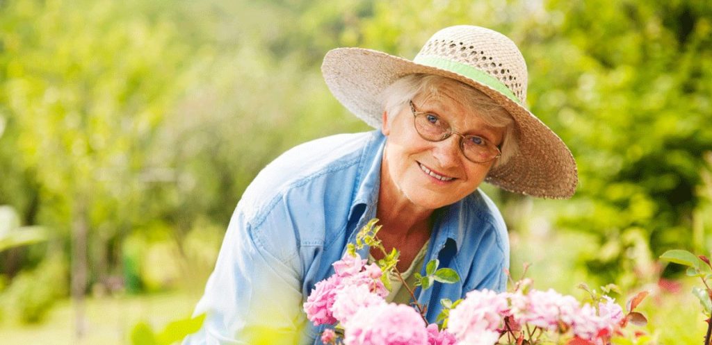 Seniorin im Garten