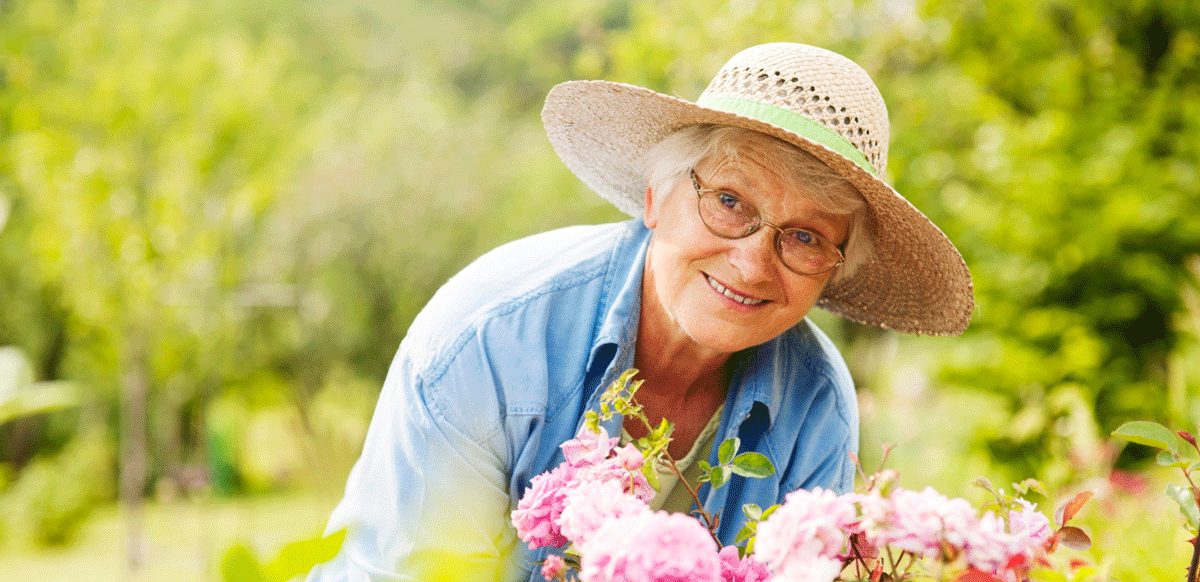 Seniorin im Garten