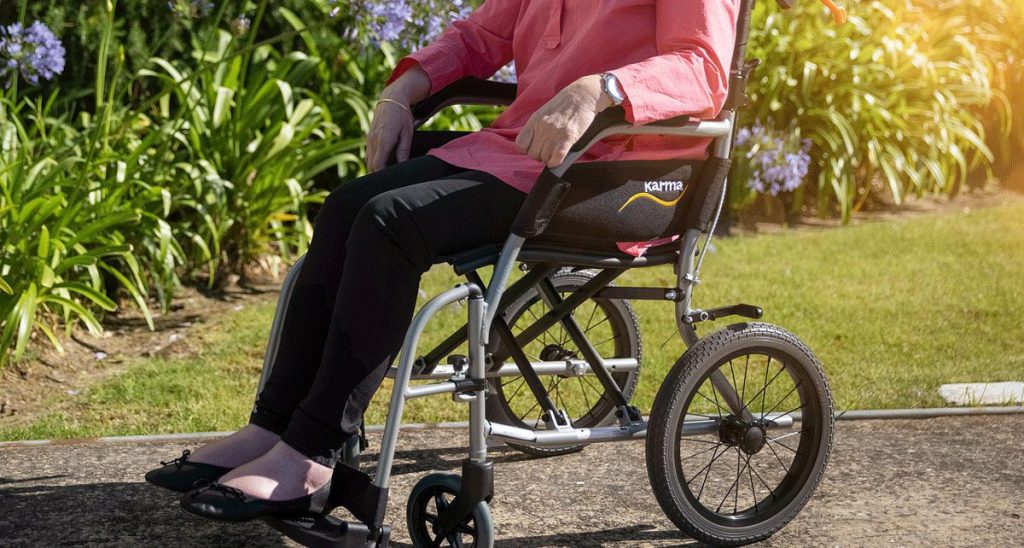 Seniorin im Rollstuhl