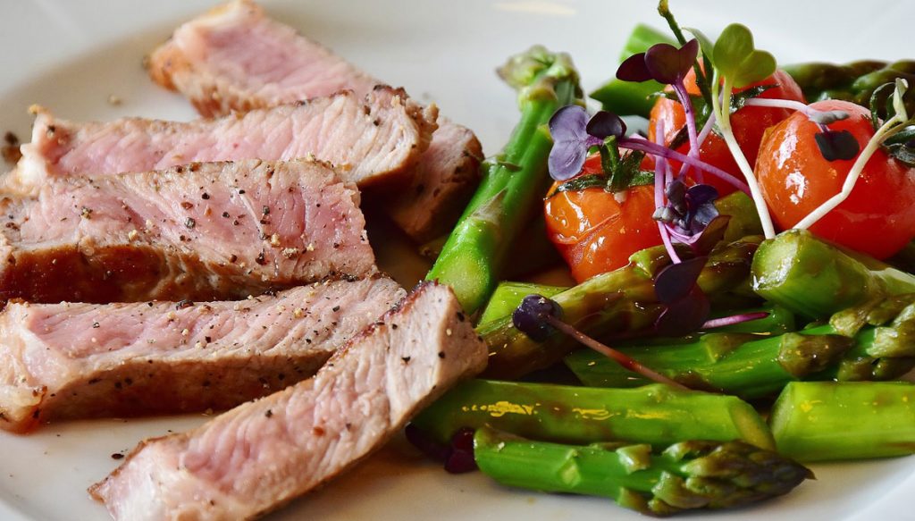 Spargelsalat mit Fleisch