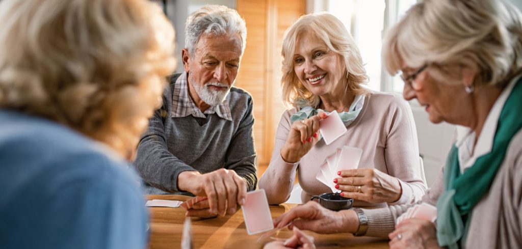  Senioren beim Kartenspiel