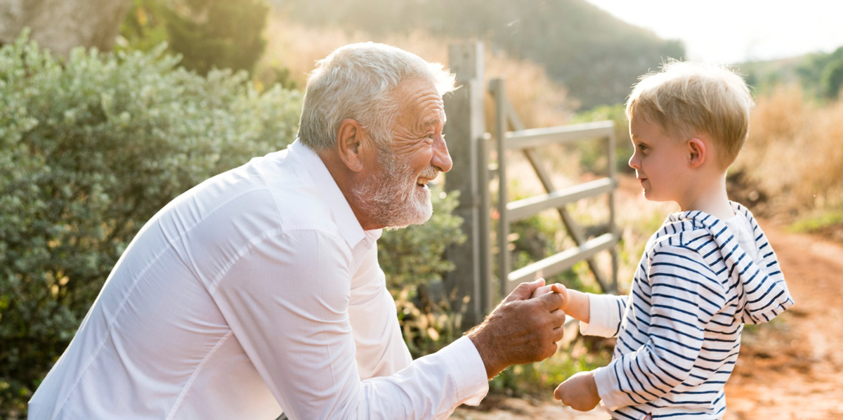 Opa und Enkel spielen zusammen