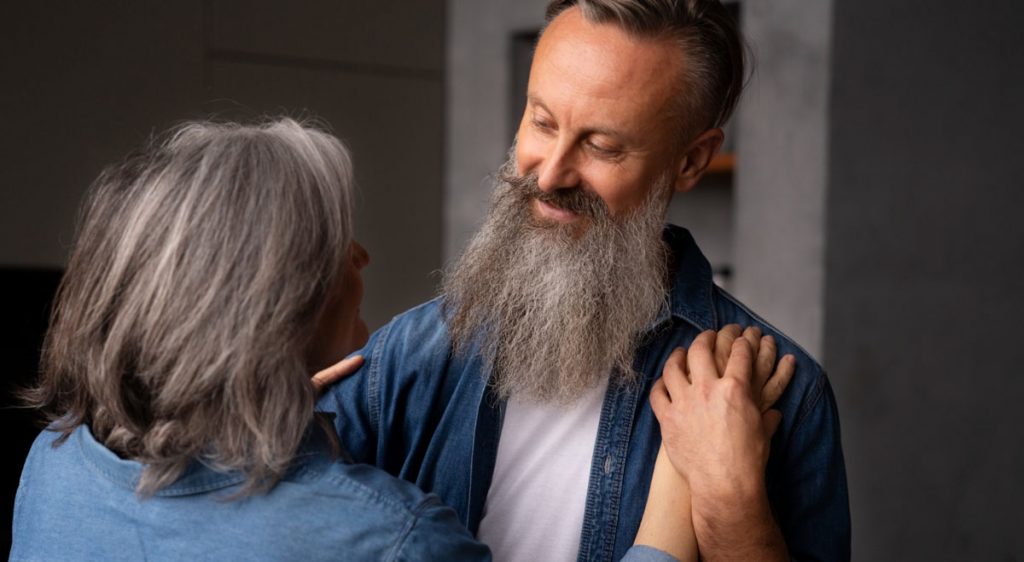 Glückliches Paar nach Streit