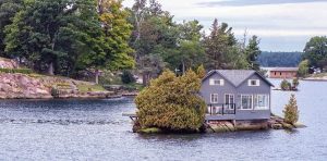 Kleines Haus in Seenlandschaft