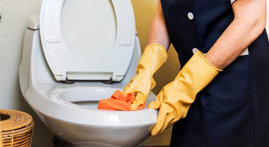 Frau entfernt Urinstein 