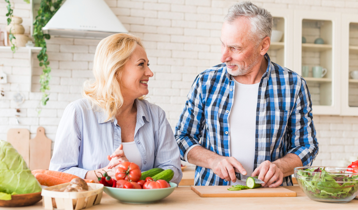 Älteres Paar kocht vegan
