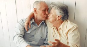 Älteres Paar versöhnt sich