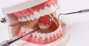 Zahnprothese reinigen